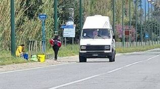 Anziano sorpreso dai vigili con una prostituta: per evitare la multa finge di essere vedovo