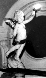 L'angelo collocato in origine sul lato destro guardando l'altare maggiore