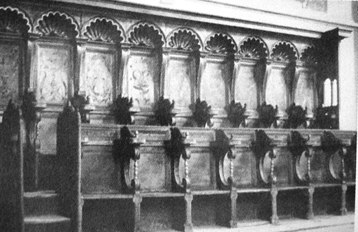 Gli stalli presenti nella chiesa napoletana di Monteoliveto che presentano moltissime analogie con quelli angresi